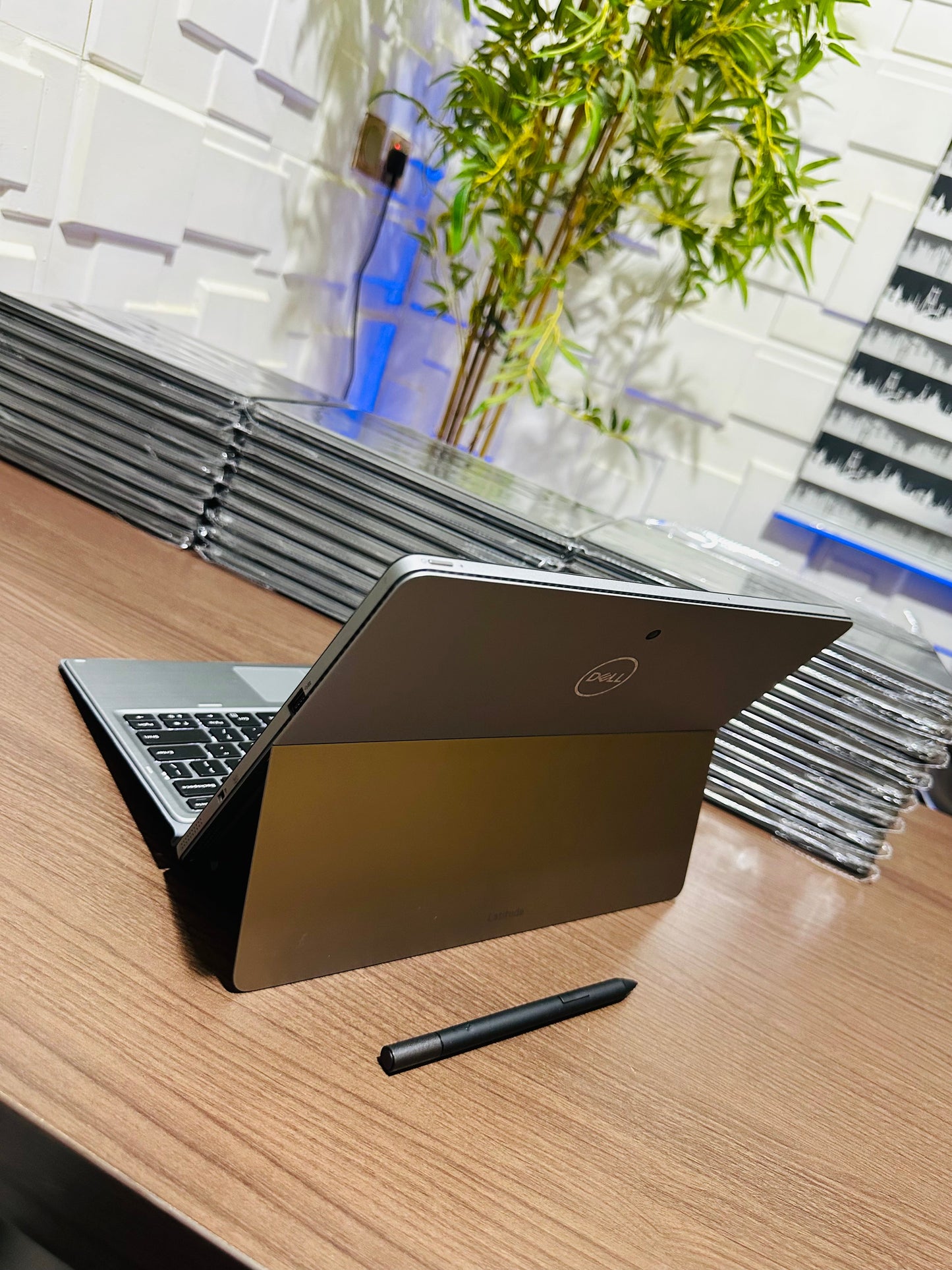 Dell Latitude 7210 2-in-1 Core i7™ 10e Génération - 512Go SSD - 12.3" FHD- Avec la Reconnaissance Faciale, Tactile et Detachable à Abidjan