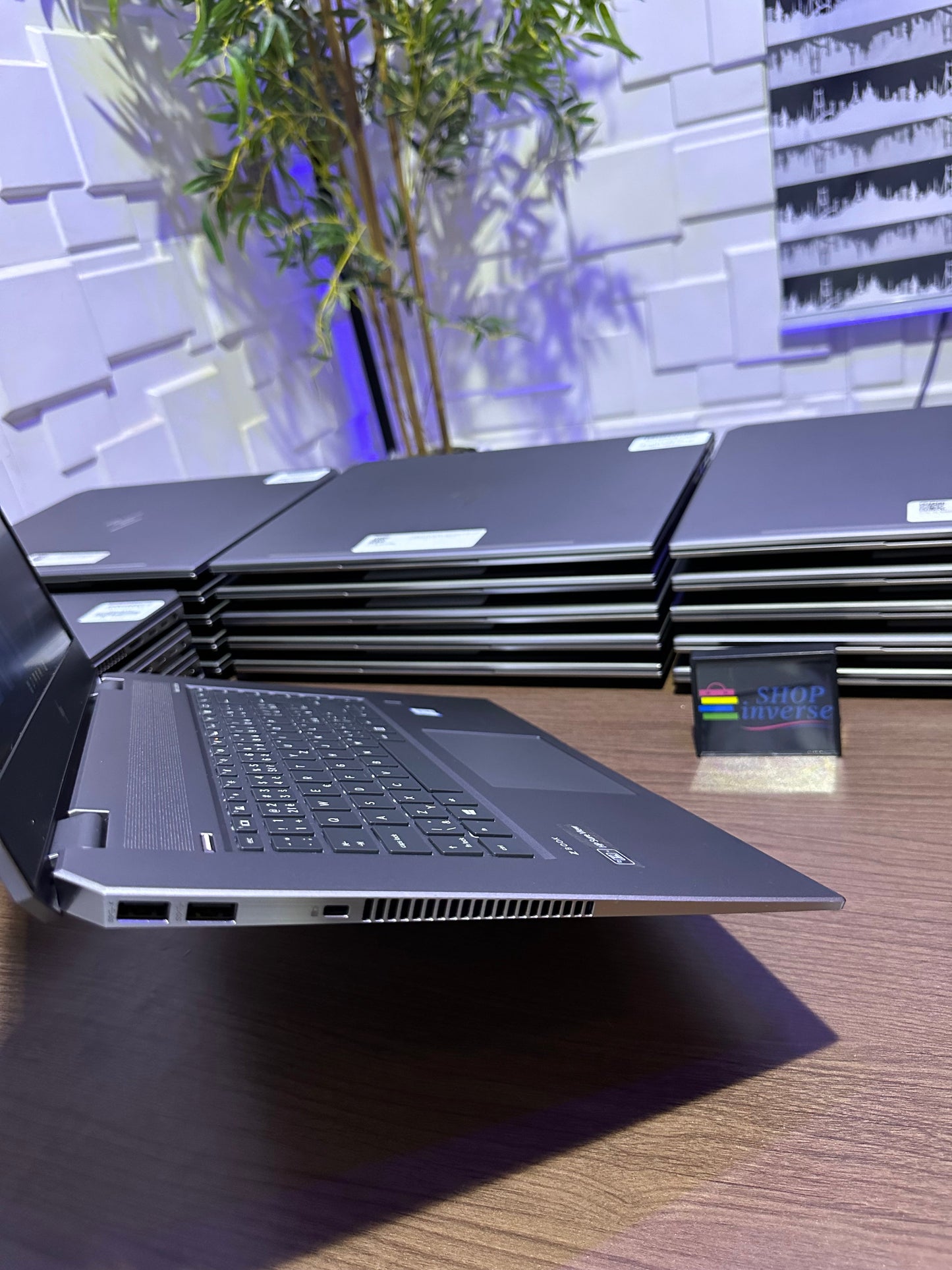 HP Zbook Studio G5 - Xeon E-2186M equivalent (i7™ 8e)- NVIDIA Quadro P1000 de 4 Go dédié GDDR5 - 16Go 1 TERA SSD - 15.6""