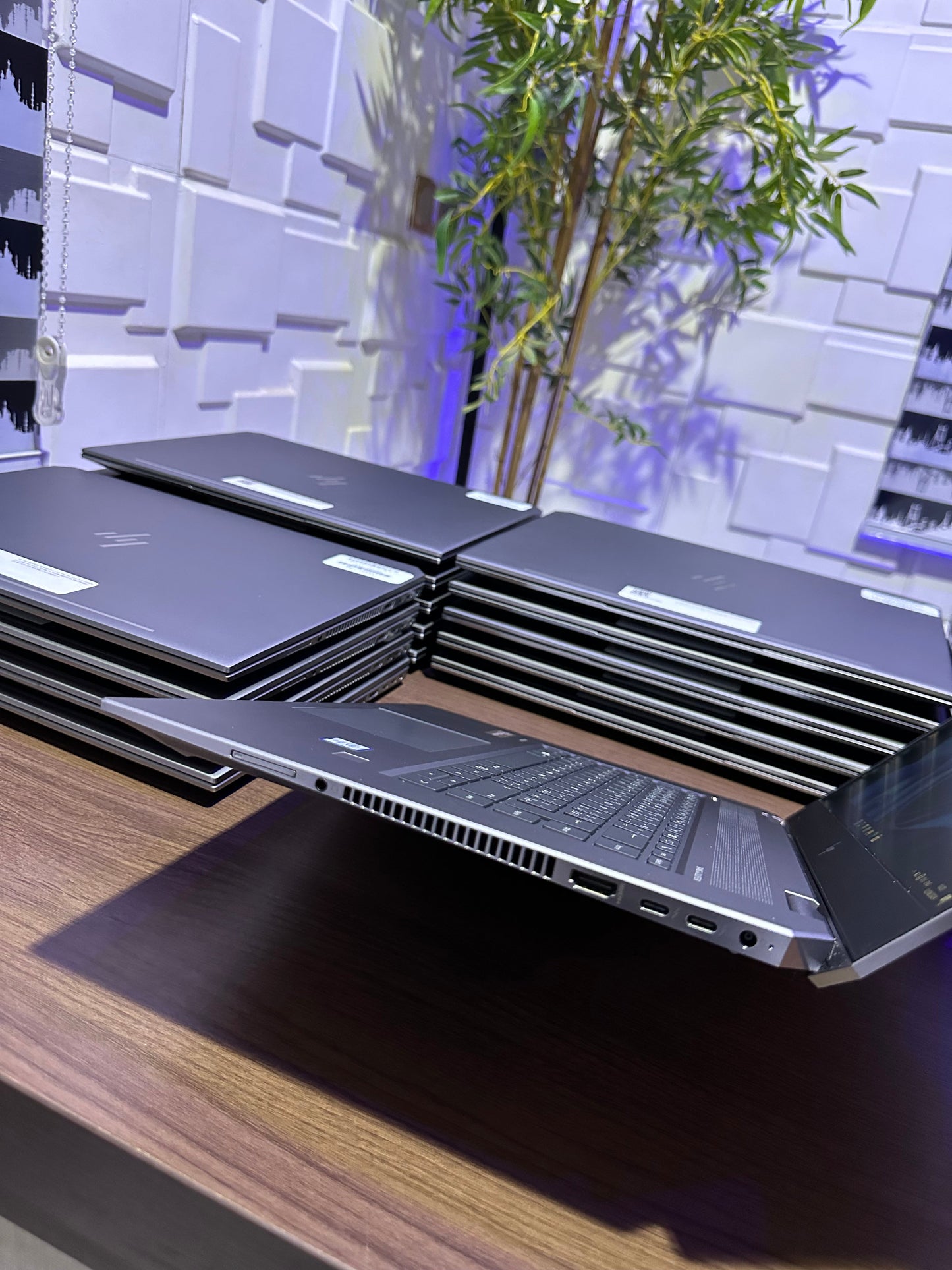 HP Zbook Studio G5 - Xeon E-2186M equivalent (i7™ 8e)- NVIDIA Quadro P1000 de 4 Go dédié GDDR5 - 16Go 1 TERA SSD - 15.6""