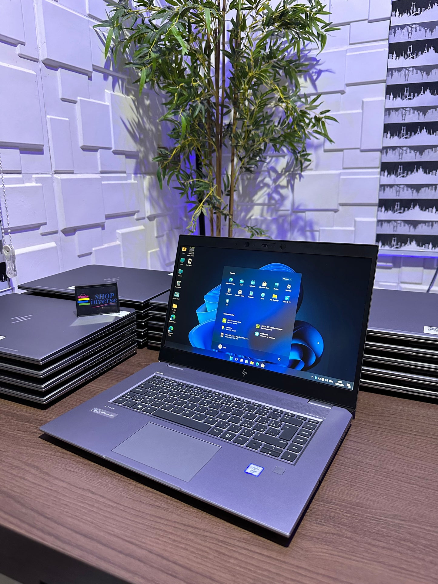 HP Zbook Studio G5 - Xeon E-2186M equivalent (i7™ 8e)- NVIDIA Quadro P1000 de 4 Go dédié GDDR5 - 16Go 1 TERA SSD - 15.6""